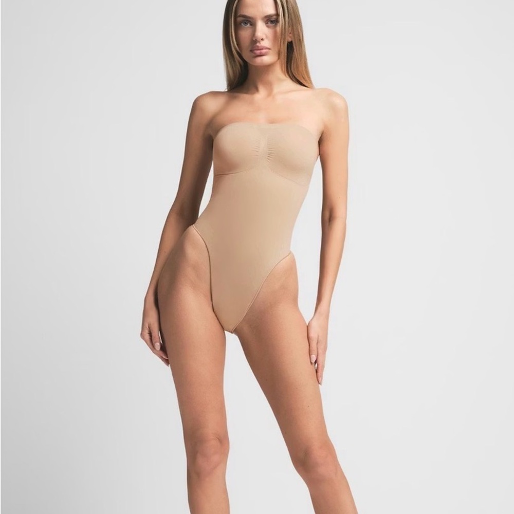 Skims new seamless sculpt strapless thong bodysuit XS